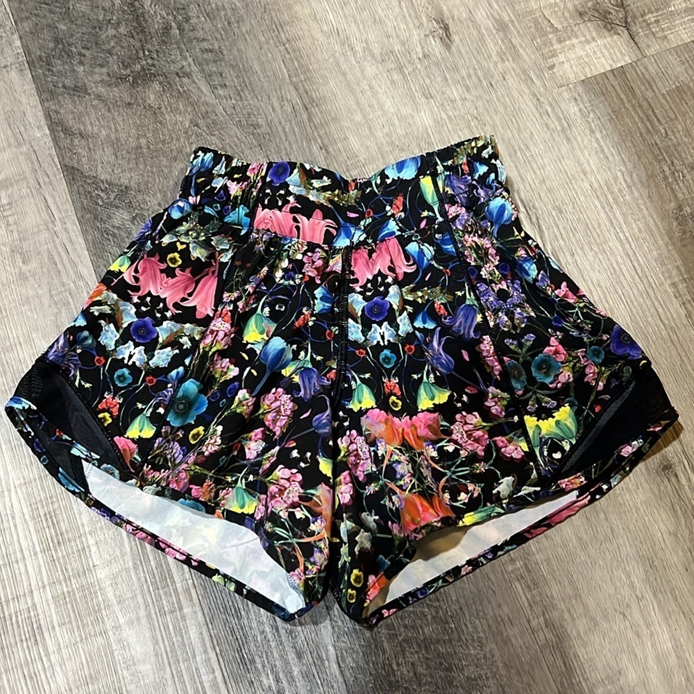 Lululemon Hotty Hot High Rise lined Flowerscope Black Multi size 0 - Picture 2 of 14